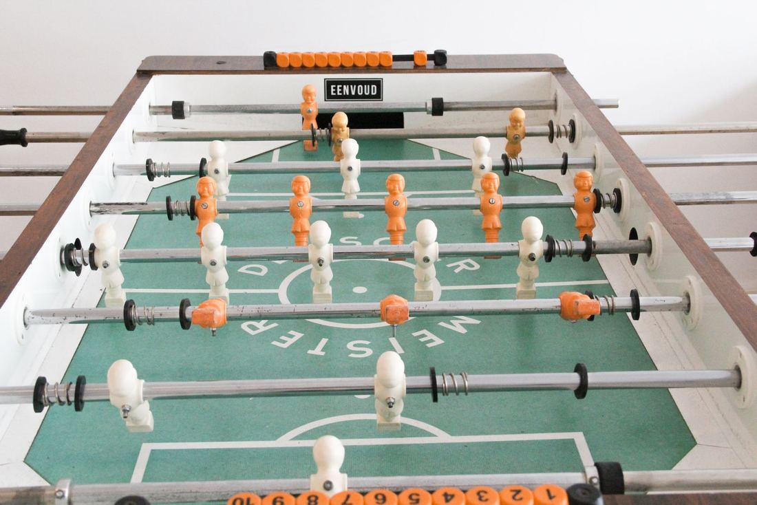 De tafelvoetbaltafel op het kantoor van eenvoud