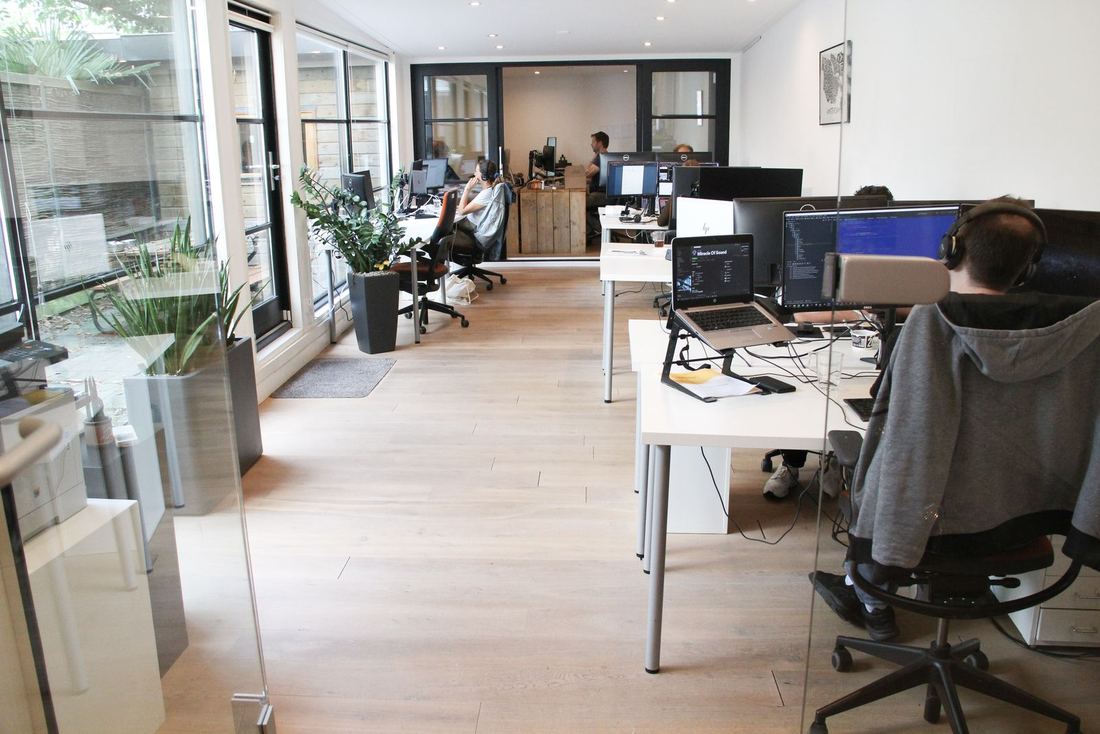 Het team van eenvoud aan het werk op kantoor in Amsterdam