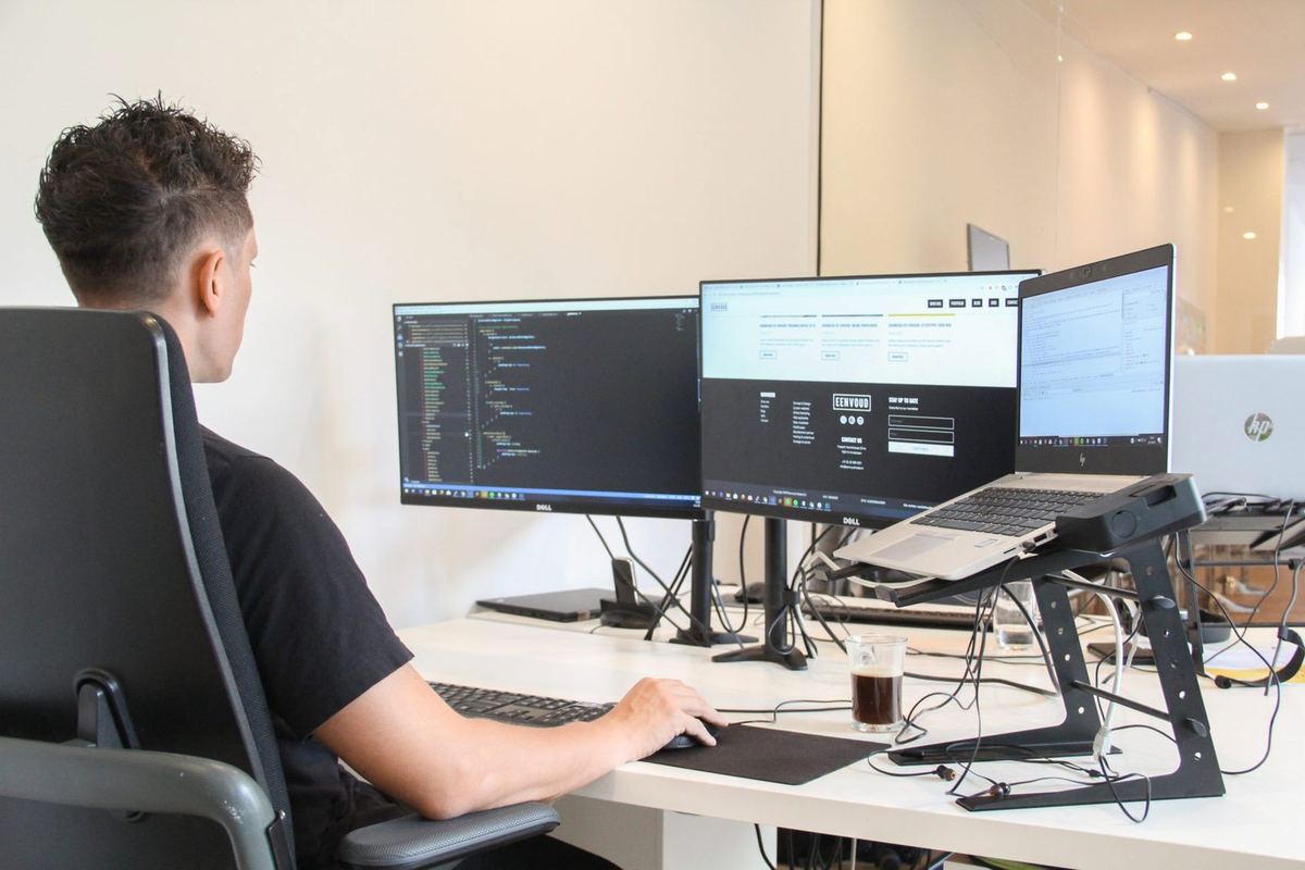 Een developer van eenvoud aan het werk op kantoor