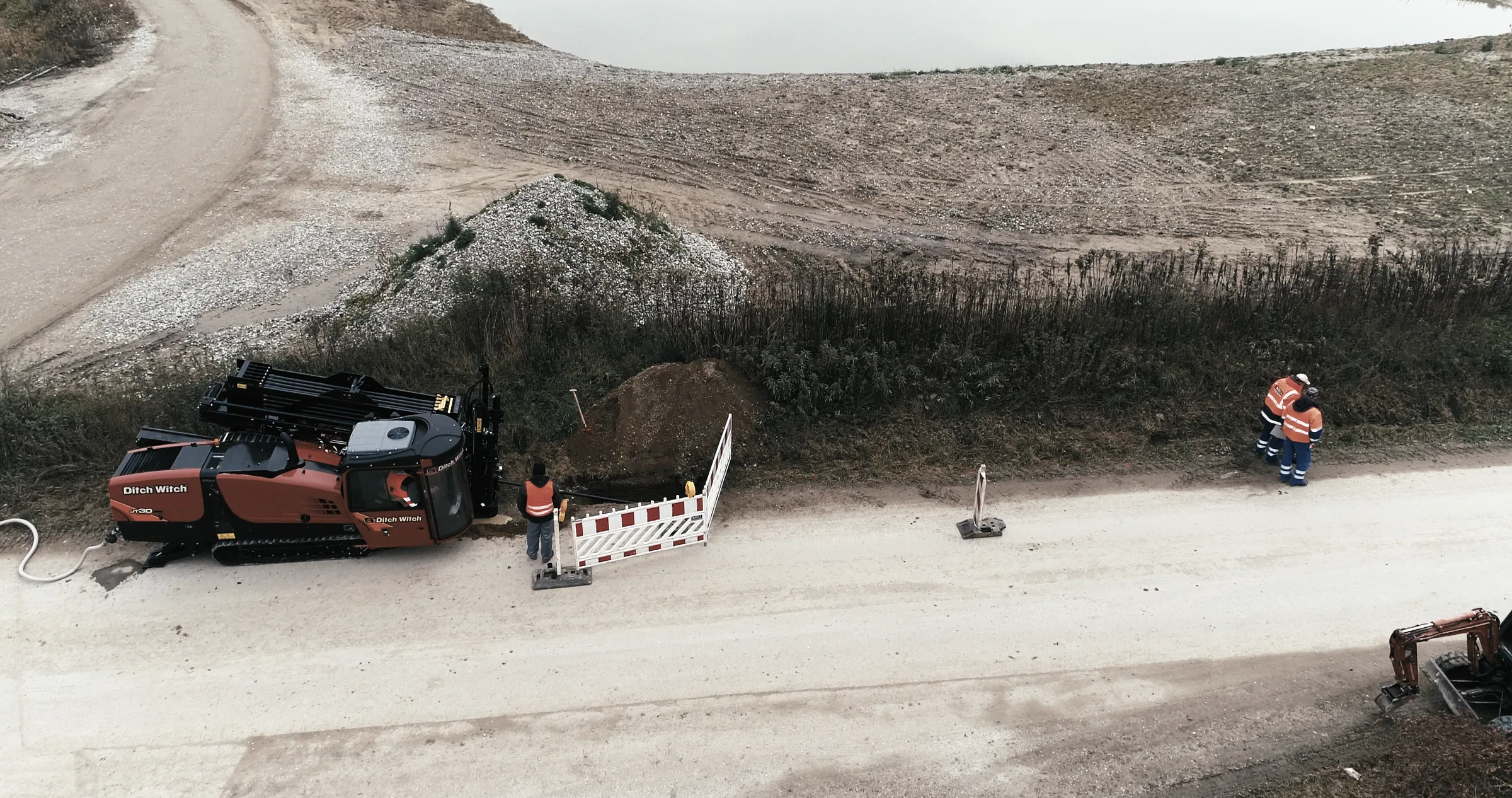 Boorwagen in de berm van een landweg