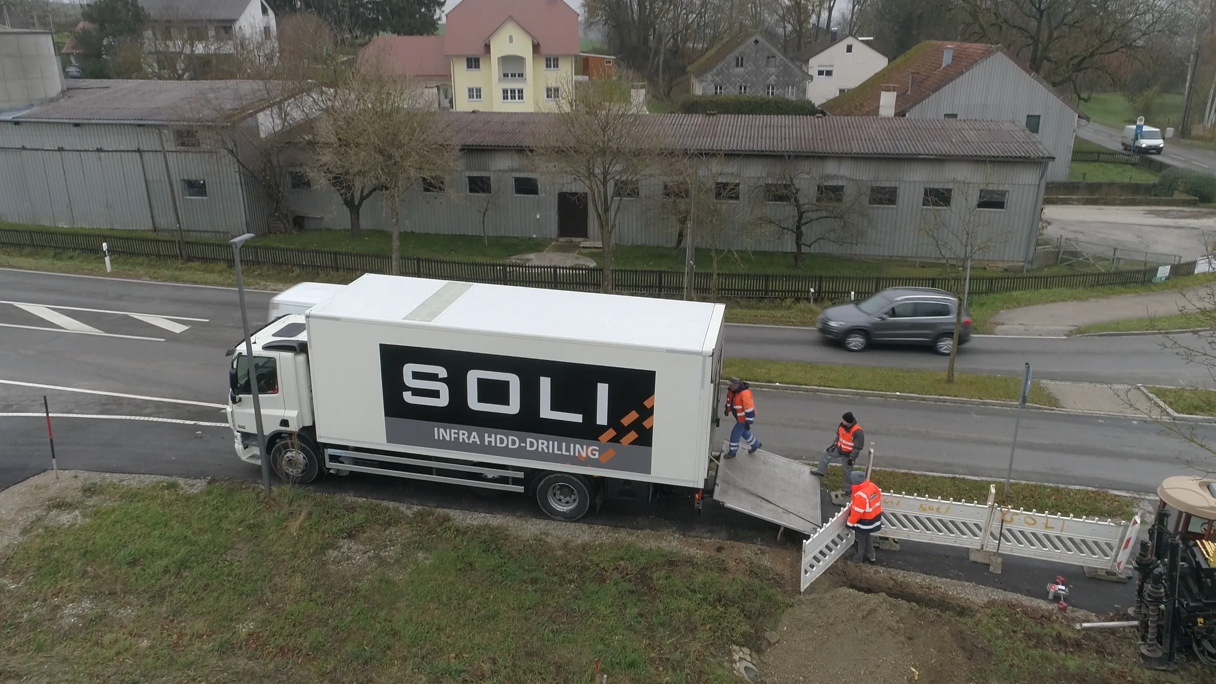 Soli-vrachtwagen op een dorpsstraat, van bovenaf gezien